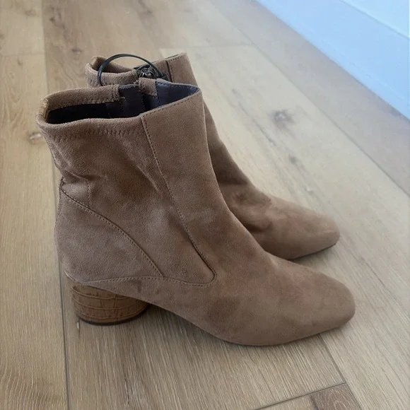 Donald Pliner Women's Giddie Heeled Ankle Booties Size 10 Brown Suede - Picture 3 of 10